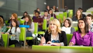 Все більше українців планують працевлаштуватись у Європі через навчання