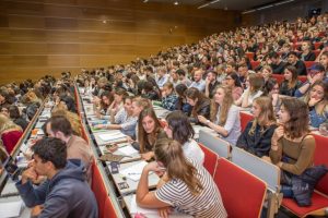 Захоплення та розчарування: українці розповіли про освіту за кордоном