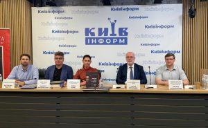 У Києві презентували гуманітарний проєкт, завдяки якому передають книги шкільним бібліотекам на прифронтовій території