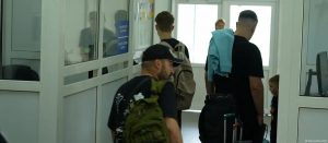 Виїзд 18-22-річних чоловіків за кордон: бізнес б’є на сполох