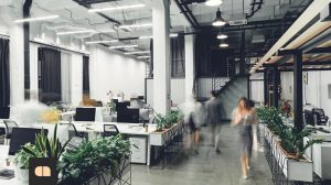 Бізнесу досі бракує працівників, але людей, що шукають роботу, стало більше