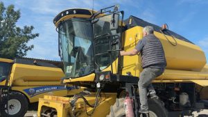 «Сам о 5:00 їду у поле». Як працюють підприємства з браком робітників у громаді на Буковині та чи залучатимуть іноземців